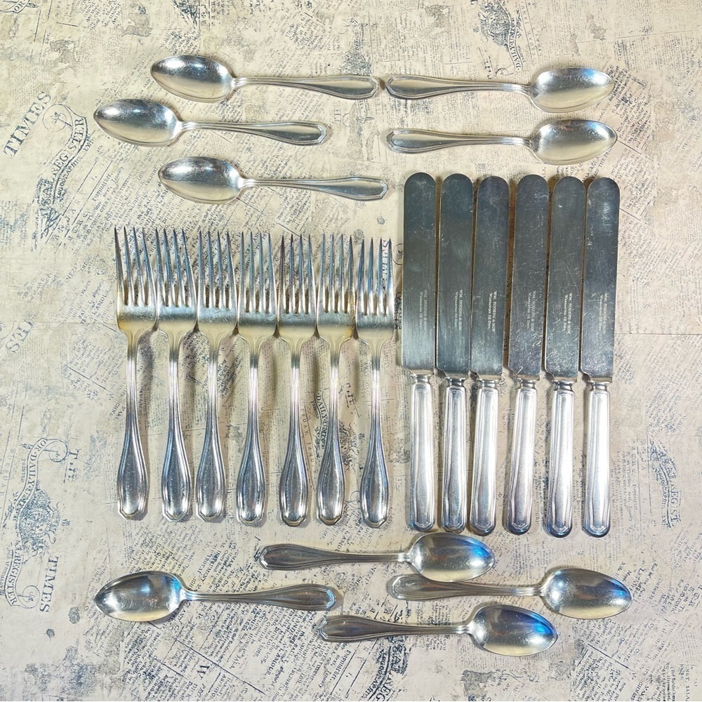 WM Rogers & Son  12  DWT set of 22 Flatware